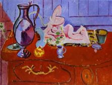 Haga click para ver la imagen ampliada pink statuette and pitcher on a red chest of drawers.jpg